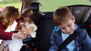 Accesorios para hacer los viajes con niños más cómodos y seguros