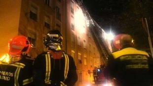 Una vivienda resulta calcinada en un incendio en Vallecas