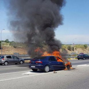 Un coche sale ardiendo en plena M-40
