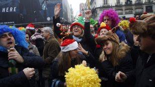 Cientos de personas preparan la despedida del año celebrando las 'preuvas' en la Puerta del Sol