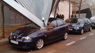 Se desploma el recubrimiento de aluminio de la fachada de un edificio en Alcorcón