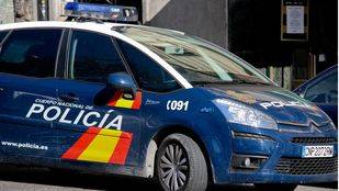 Detenido un hombre tras atracar un banco, robar un coche de Policía y recibir un balazo en Vallecas