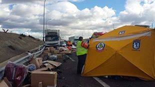 Un camionero de 25 años muy grave tras embestir a un camión averiado en la M-50