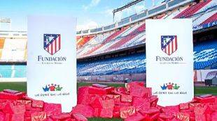 El césped del Vicente Calderón amanecerá cubierto de regalos gracias a la solidaridad de los pequeños atléticos