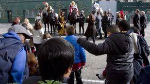 Los Reyes Magos reparten regalos entre los menores tutelados por la Comunidad