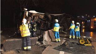 Fallece el conductor de un autobús tras volcar en la M-506, en Fuenlabrada