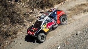 Carlos Sainz continua su remontada en el Dakar