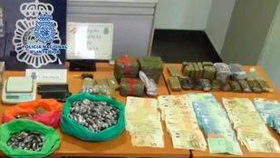 Cuatro detenidos en Alcalá por transportar hasta 26 kilos de hachís en bolsas de supermercado