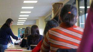 La Asamblea obliga a Educación y sindicatos a buscar un acuerdo sobre las listas de interinos