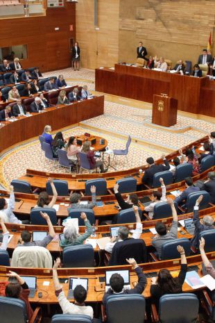 El PP saca a pasear la imputación de Mato y Mayer en el último Pleno del curso