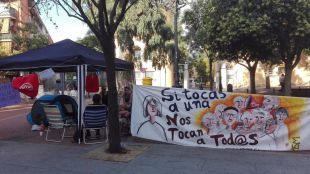 Una familia con cuatro hijos menores acampa frente a la Junta de Carabanchel tras su desahucio