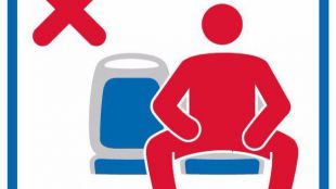La Asamblea aprueba que la campaña contra el ‘manspreading’ se extienda a todo el transporte