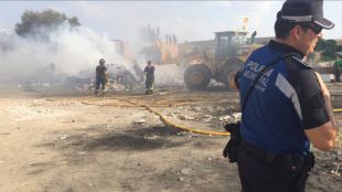 Los bomberos extinguen un aparatoso incendio que ha calcinado dos chabolas en la Cañada Real