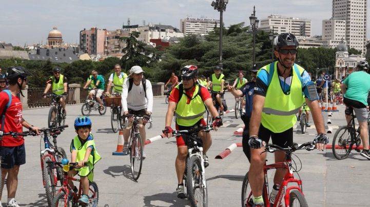 El Ayuntamiento celebra el estreno de los nuevos itinerarios ciclistas con un evento festivo en la Plaza de Oriente