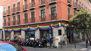 Robada la bandera del bar 'Noma' de Chueca tras las denuncias de algunos vecinos