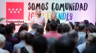 Cifuentes saca pecho en su encuentro con los representantes LGTBI