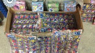 Requisados más de 250.000 objetos falsificados entre cartas, cromos y juguetes en Usera