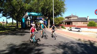 Algunos ciclistas al comienzo de Las 8 Rutas de Colmenar Viejo