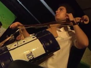 Envases y residuos bien afinados componen los instrumentos de 'La música del reciclaje'