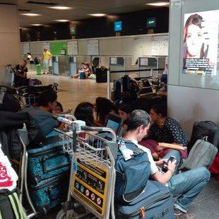 El final del World Pride y el inicio de las vacaciones coinciden en largas colas en Barajas