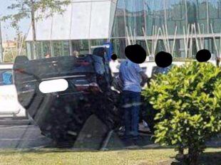 Un VTC vuelca en la Castellana tras chocar contra un taxi