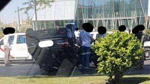 Un VTC ha volcado en el Paseo de la Castellana, a la altura de las Cuatro Torres