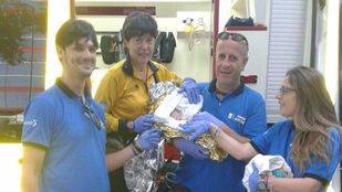 Una refugiada siria recién llegada a Madrid da a luz a su tercer hijo en una acera junto al Manzanares