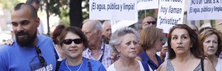 Concentración de la Plataforma Salvemos el Canal durante el consenso de administración del Canal de Isabel II.