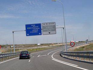 Fallece un motorista atropellado por varios vehículos en la M-50