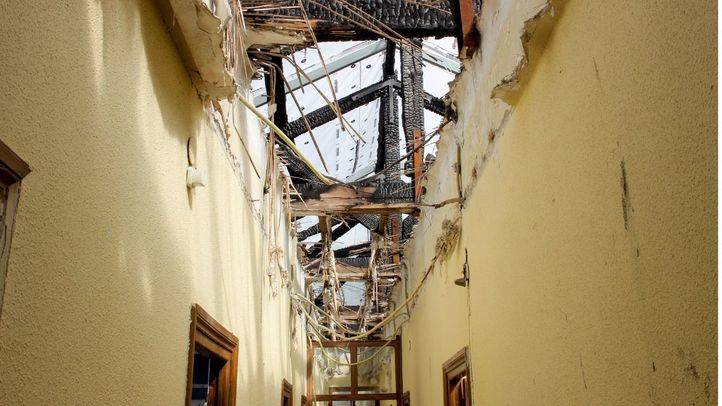 Aspecto de una de las viviendas afectadas por el fuego, un año después (archivo).