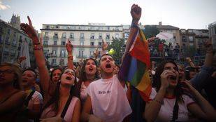 "Somos el orgullo de Madrid" en relieve y permanente en la plaza Pedro Zerolo