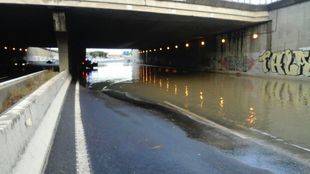 La lluvia no da tregua: vuelos desviados, barrios inundados y más de 500 avisos a Emergencias