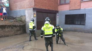 Los Bomberos rescatan a cinco personas atrapadas en su vivienda en Barajas