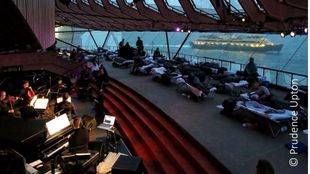 Sleep, o cho horas de música en directo con el público acostado