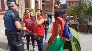 La pareja desahuciada que acampa frente a la Junta de Carabanchel lleva ya 20 días con cuatro menores en la calle