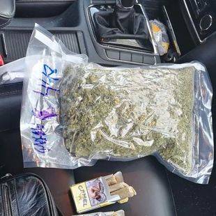 Dos detenidos por transportar marihuana en un vehículo VTC en Hortaleza