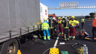 Rescatado un camionero atrapado en la cabina del vehículo una hora y media