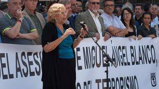 La pancarta de la polémica empaña el acto en memoria de Blanco