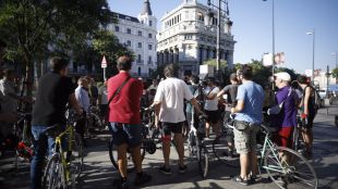 Decenas de ciclistas guardan un minuto de silencio por el ciclista atropellado este martes