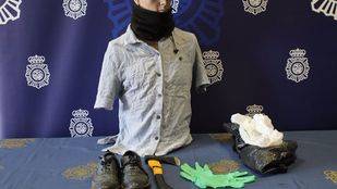 La vestimenta y el hacha utilizada por el detenido en el intento de atraco