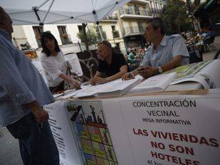 Los vecinos de Las Letras, contra la "invasión" de viviendas turísticas