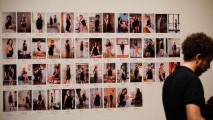 Yolanda Domínguez reflexiona sobre la presión de los cánones de belleza con su exposición 'Little Black Dress'