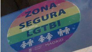 Pegatinas arcoíris en bares y centros culturales de Tetuán marcan las 'Zonas Seguras LGTBI'