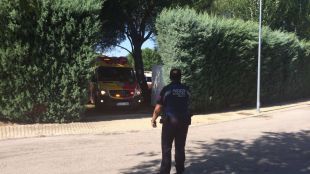 Efectivos del Samur en la piscina de Villaverde