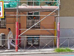 Dos trabajadores, heridos tras caerse de un andamio en Usera