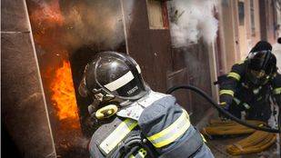 Rescatado un hombre en Tetuán tras sufrir un aparatoso incendio en su vivienda