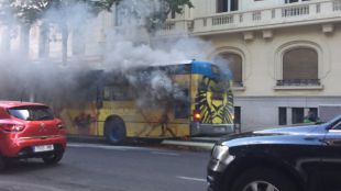 Arde otro autobús de la EMT, el segundo esta semana, en la calle Velázquez