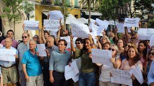 Los vecinos de la calle Galileo se manifiestan en contra de la peatonalización de la calle.
