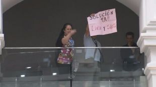 La pareja acampada en Carabanchel interrumpe el Pleno de Cibeles