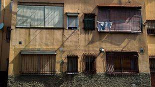 Estado de la fachada de otra de las viviendas de la Colonia Experimental de Villaverde. (Archivo)